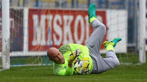 Cserháti József ifjúkorában, kapusként egy mérkőzésen