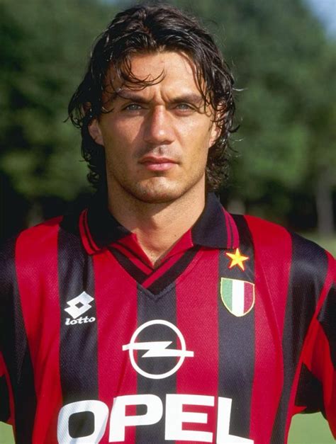 Paolo Maldini játék közben