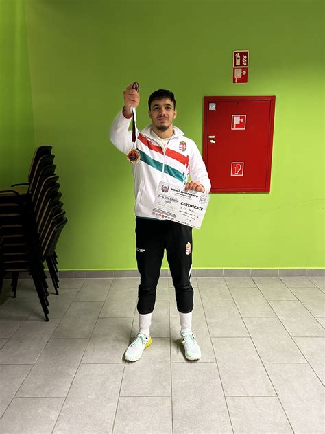 Oláh Zoltán Kempo versenyző érmekkel a nyakában