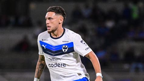 Lucas Ocampos földre esik Neymarral való ütközés után