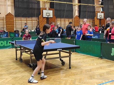 fiatal asztaliteniszezők edzésen