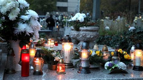Megemlékezés virágokkal és mécsesekkel