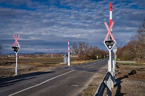 Vasúti átjáró jelzőtáblákkal