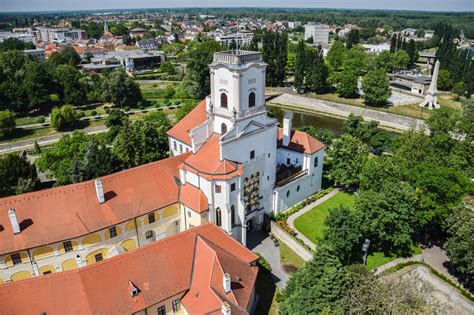 A szakolyi római katolikus templom látképe