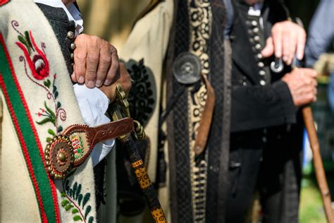 Magyar juhász tereli nyáját a pusztán