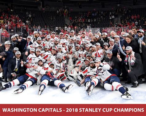 Jevgenyij Kuznyecov a Washington Capitals mezében a Stanley Kupával