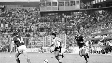 Diego Maradona az 1982-es világbajnokságon Nyilasi Tibor és Sallai Sándor között
