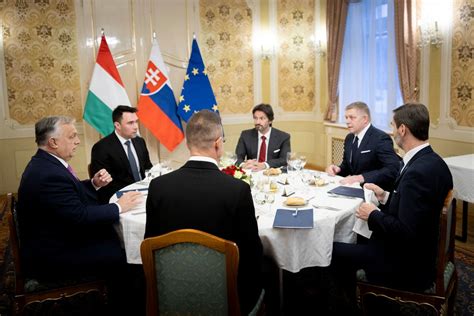 Kujtim Shala koszovói sportügyi miniszter és a magyar delegáció tagjai