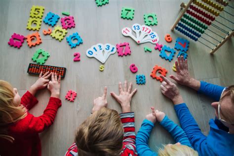 gyerekek számolnak korongokkal