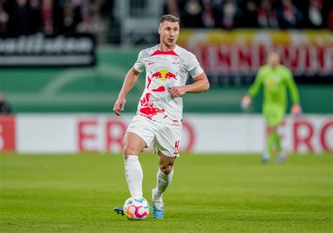 Willi Orbán, az RB Leipzig játékosa akcióban a DFB Pokalban
