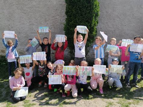 Gyermekek játékos légzőgyakorlatokat végeznek egy vidám környezetben.