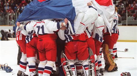 A cseh jégkorong-válogatott ünnepli az olimpiai győzelmet Nagánóban (1998)