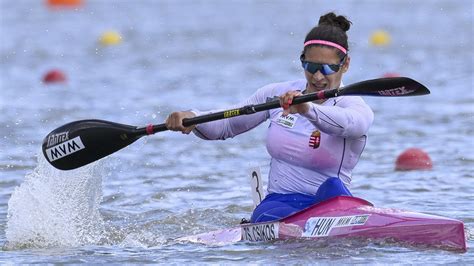 Magyar kajakos lányok edzés közben egy hazai sporttelepen