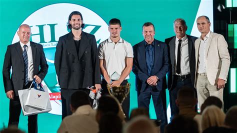 A HLSZ logója és a szervezet képviselői sajtótájékoztatón