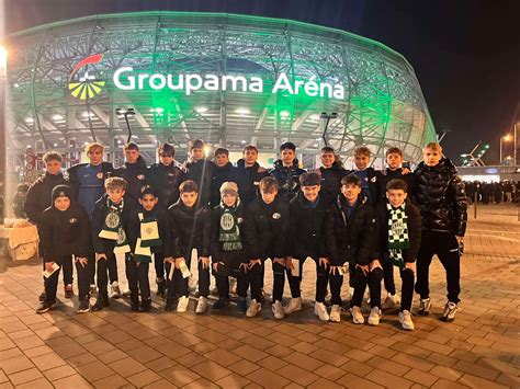 A PMFC U15-ös női labdarúgócsapat ünneplése a bajnoki győzelem után