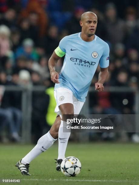 Vincent Kompany szobra a Manchester City stadionjánál