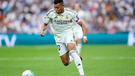 Kylian Mbappé akcióban a Real Madrid mezében