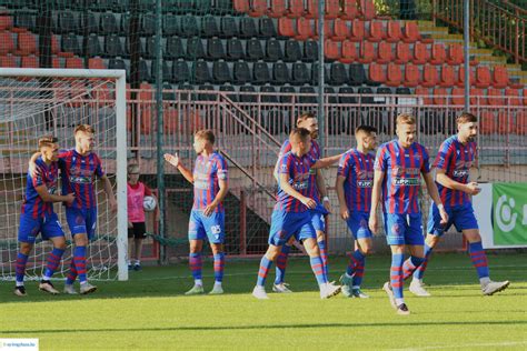 Labdarúgó-mérkőzés játékvezetője a pálya közepén