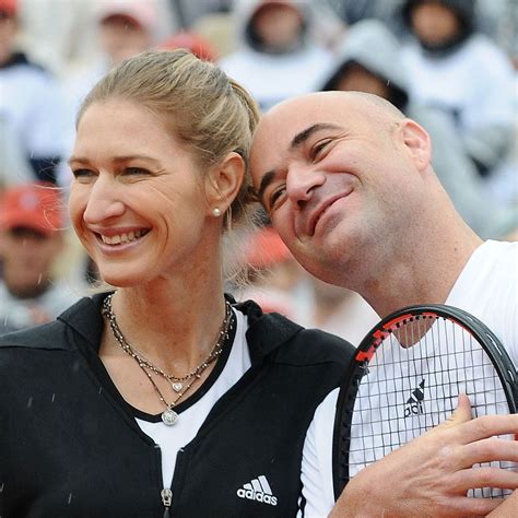 Steffi Graf teniszlabdával és trófeával