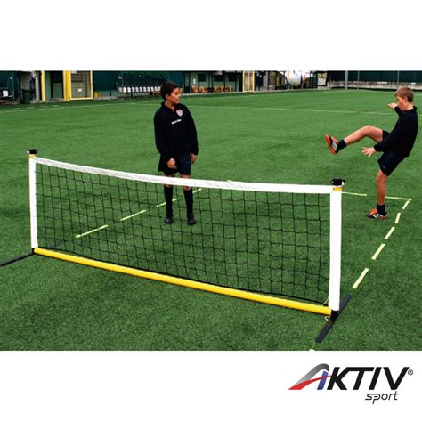 Lábtenisz mérkőzés pillanatképe, sportolók a pályán