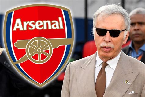 Stan Kroenke és az Arsenal logója