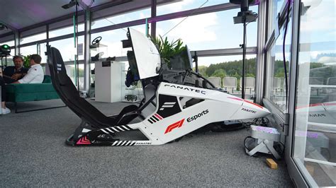 Szimulátor cockpit Fanatec kormánnyal és pedálokkal