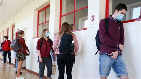 COVID-19 távolságtartási szabályok betartása a lelátón