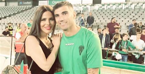 A kiégett autóroncs eltávolítása José Antonio Reyes balesetének helyszínéről