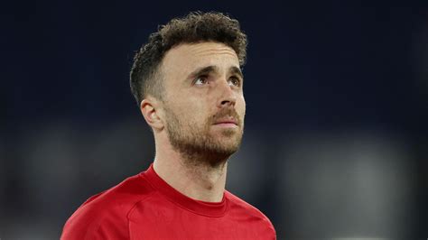 Diogo Jota portréja egy sajtótájékoztatón