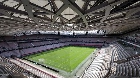 Nézők az Allianz Riviera stadionban mérkőzés közben