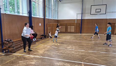 Fiatal kosárlabdázók labdavezetés gyakorlása