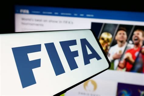 A FIFA világranglista logója és a rangsorolt csapatok