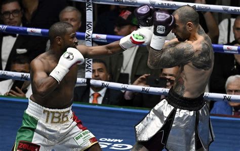 A Mayweather-McGregor mérkőzés plakátja vagy a két sportoló a ringben