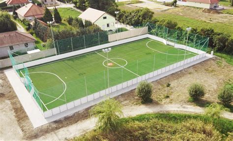 modern műfüves futballpálya madártávlatból
