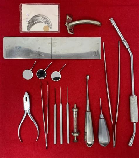 Régi orvosi eszközök és anatómiai metszetek a 19. századból