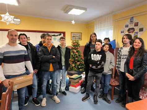 ünneplő sportolók és szurkolók