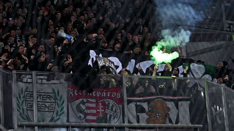 Olimpiakosz szurkolók a stadionban