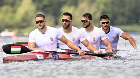 A győztes magyar kajak négyes a dobogón