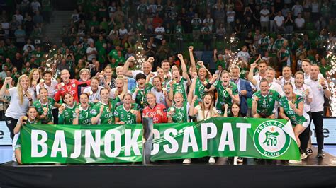 A győri csapat ünneplése a BL-trófeával