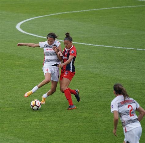 Nők fociznak egy magyar futballpályán