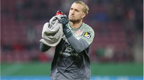 Robin Zentner, a Mainz kapusa egy mérkőzésen