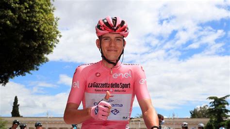 Valter Attila rózsaszín trikóban a Giro d’Italián