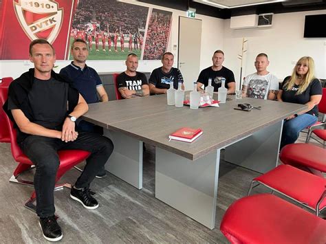 A Szurkolói Iroda logója vagy alapító tagcsapatok címerei