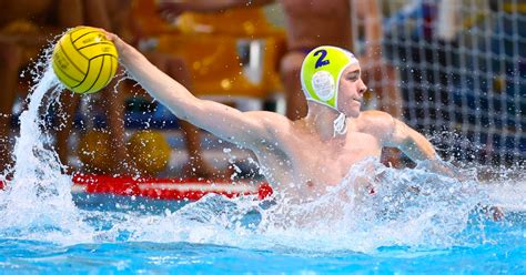 Vízilabdázó lövéssel