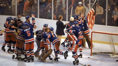 Az 1980-as amerikai olimpiai jégkorongcsapat a dobogón