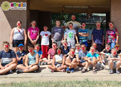 Gyermekek sportolnak nyári táborban