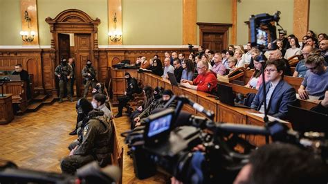 Bírósági tárgyalás épülete vagy sematikus ábra az ítéletről