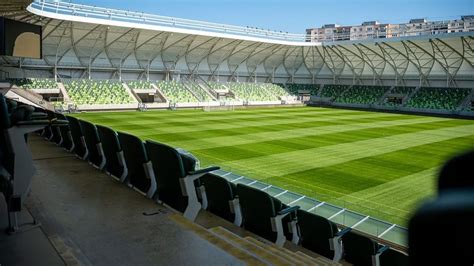 A stadion hibrid gyepszőnyege és lelátója