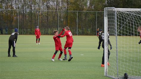 Labdarúgó bíró futás közben, nyomon követve a játékot