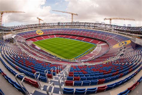 FC Barcelona és Real Betis csapatlogók a Spotify Camp Nou stadion hátterében